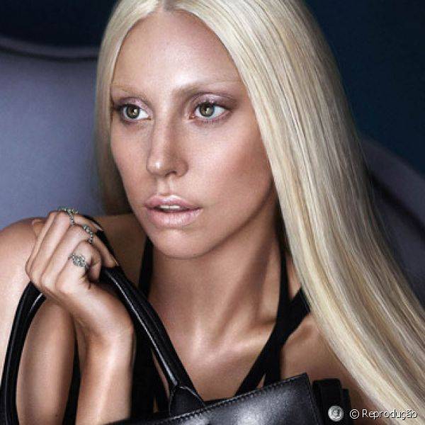 A excêntrica Lady Gaga é a estrela da campanha da Versace para a primavera 2014, com pele dourada e longas madeixas soltas